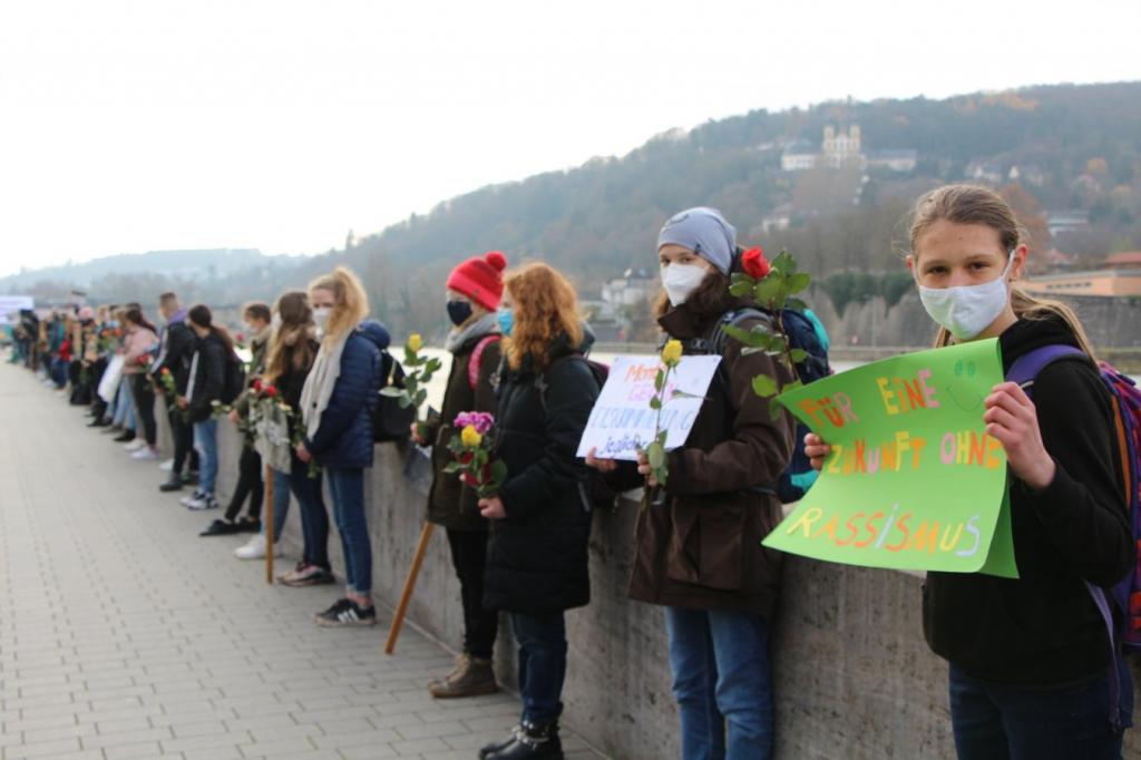 Menschenkette von Hunderten von Jugendlichen zum Gedenken an die Deportation der Juden aus Würzburg - Jugend für den Frieden ruft auf, die Zukunft mit einer Kultur der Erinnerung aufzubauen